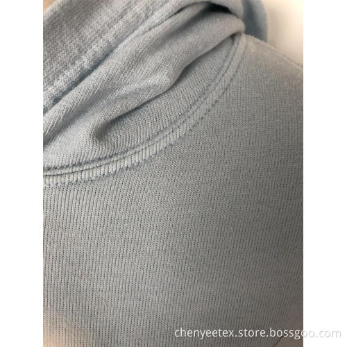 Kurzer Kapuzenpulli mit Kapuze